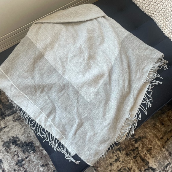 Ann taylor grey poncho/ cape - Picture 4 of 4